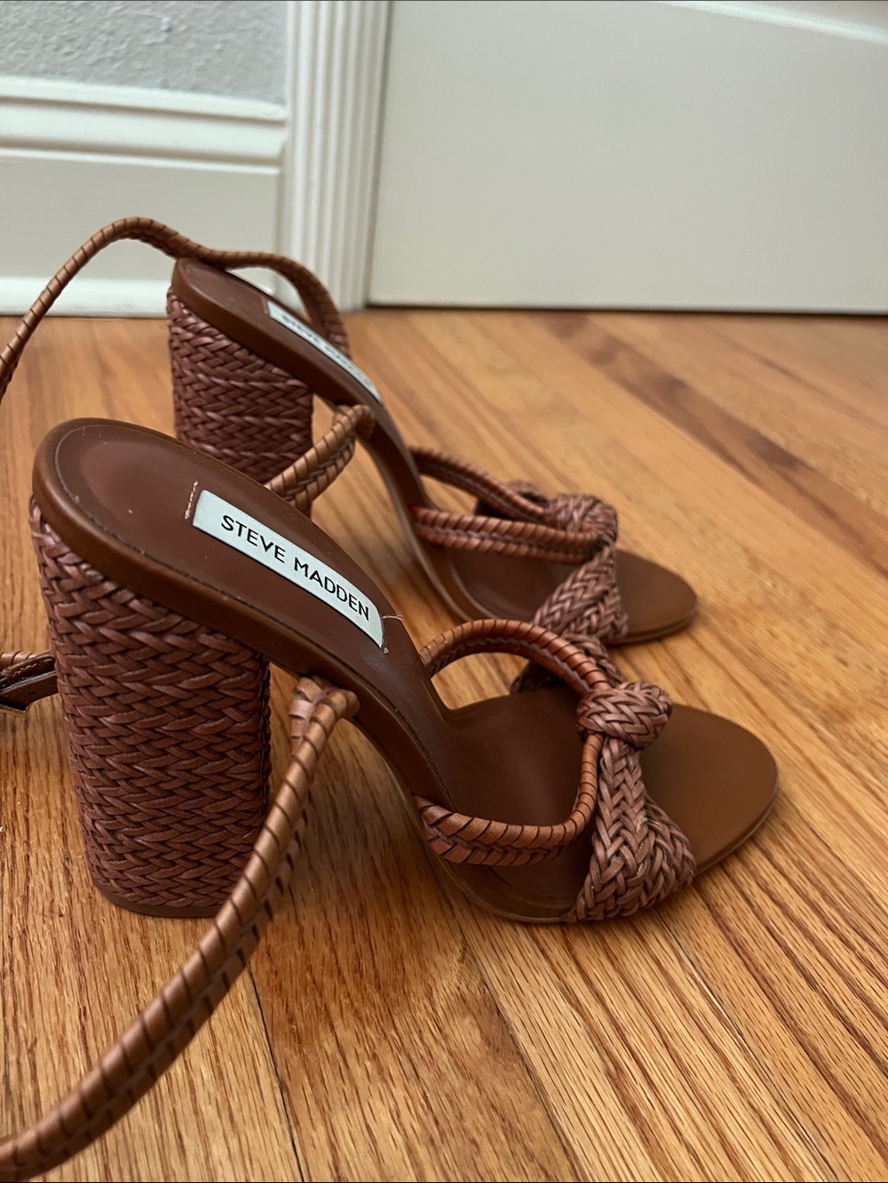 NEW STEVE MADDEN women's malou woven heel sandal in cognac 10M - Picture 9 of 16